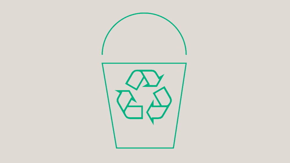 Trojúhelník tvořený třemi zakřivenými šipkami, z nichž každá ukazuje na další, vytváří symbol recyklace