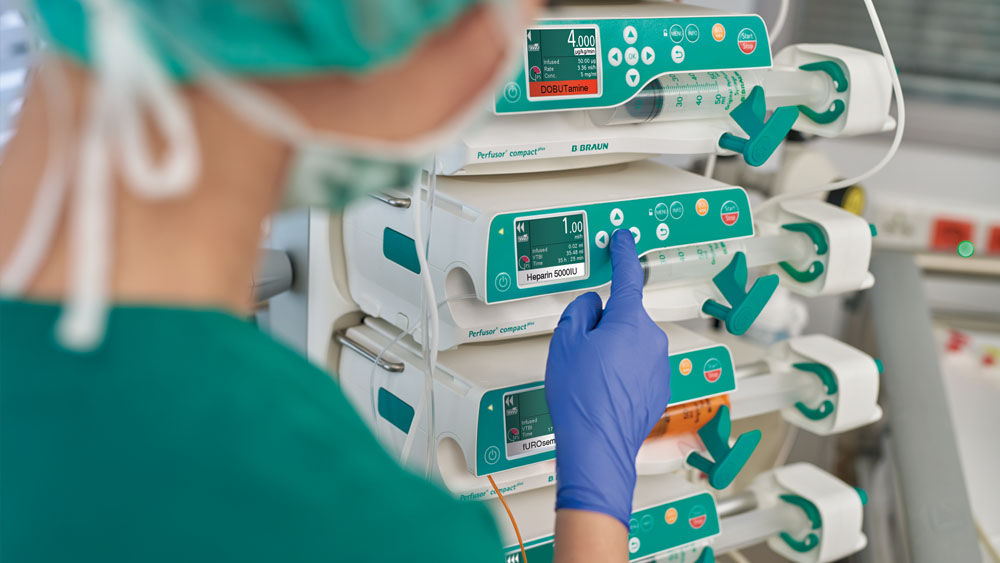 Zdravotnice sestavuje pumpu compactplus®