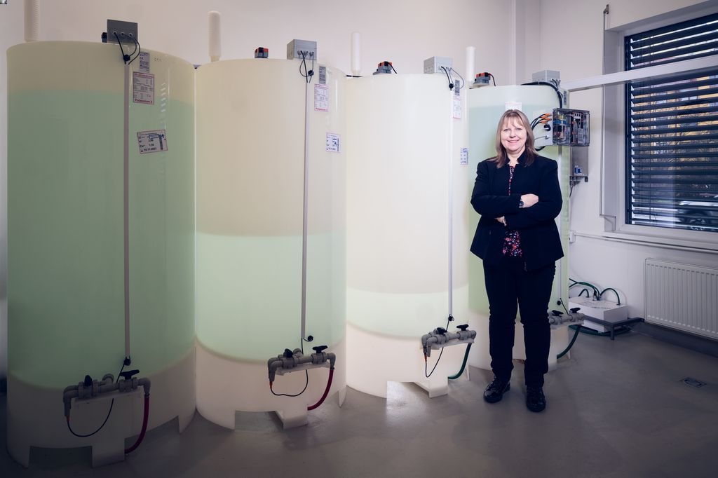 Jitka Pancířová, globální manažerka kvality pro dialýzu ve společnosti B. Braun, stojí před nádržemi, kde je skladován dialyzační roztok smíchaný na místě.
