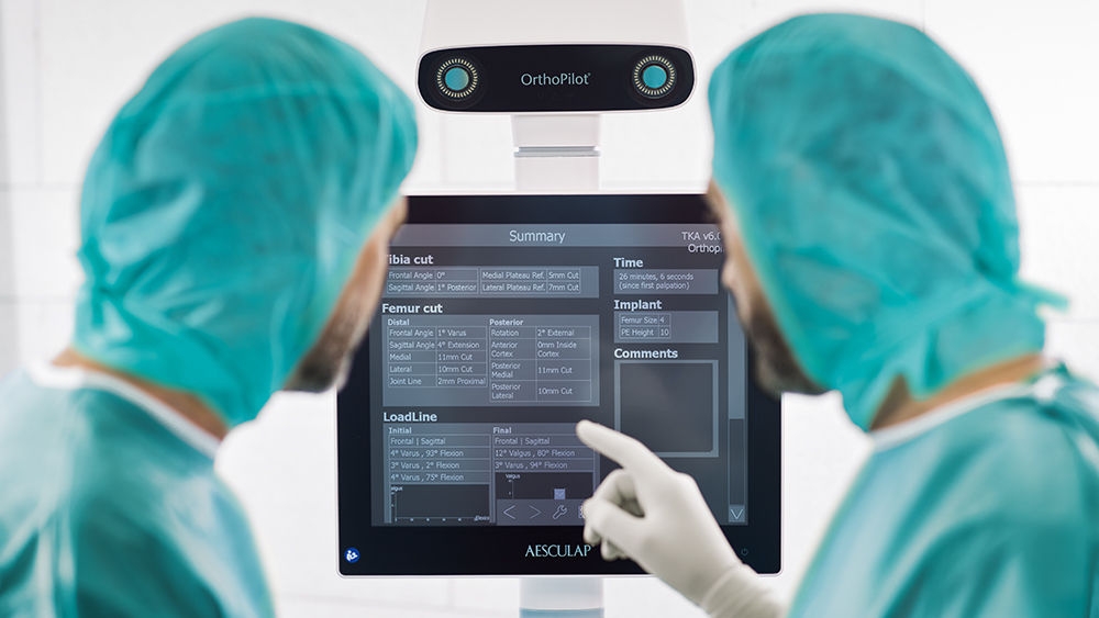 Chirurg pracuje s navigačním systémem OrthoPilot® Elite
