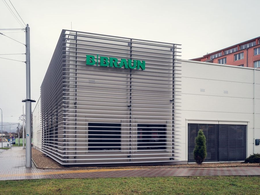 Detailní záběr na vnější stranu dialyzačního střediska B. Braun
