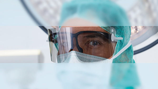 Chirurg na operačním sále má 3D brýle s funkcí proti zamlžení