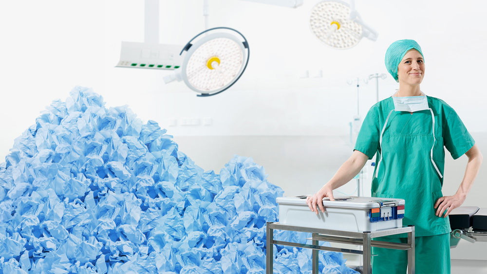 Manažer oddělení centrální sterilizace porovnává sterilizační kontejnery a odpad z jednorázových obalů