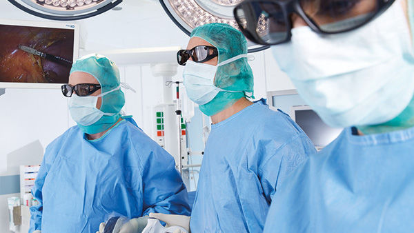Chirurgové na operačním sále s kamerovým systémem EinsteinVision® 3D