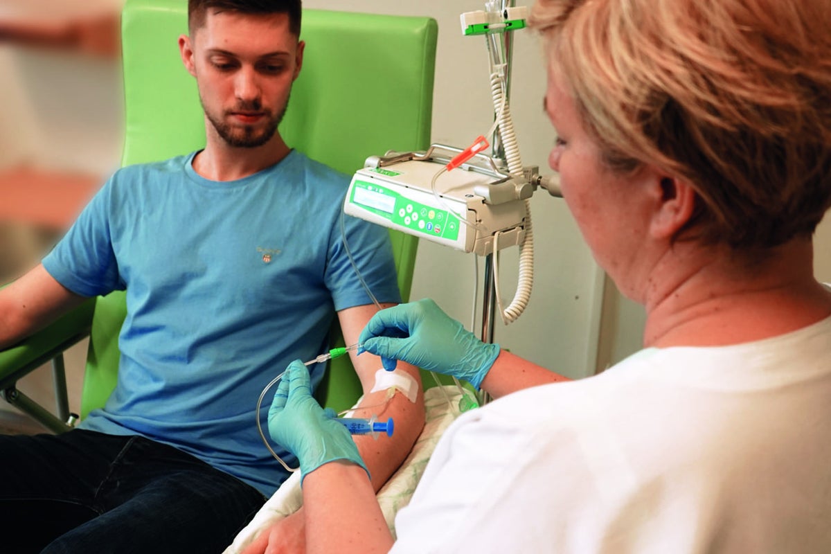 Aplikace chemoterapie s použitím víceramenných infuzních setů Cytoset® ve Všeobecné fakultní nemocnici v Praze Aplikace chemoterapie s použitím víceramenných infuzních setů Cytoset® ve Všeobecné fakultní nemocnici v Praze
