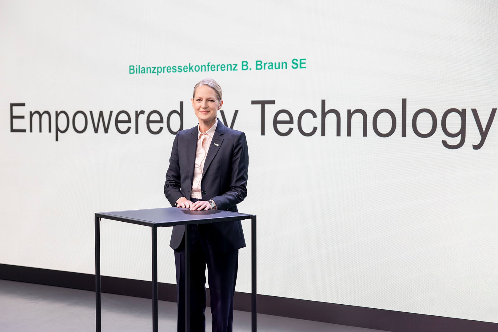 Anna Maria Braun představuje výroční zprávu s názvem empowered by technology