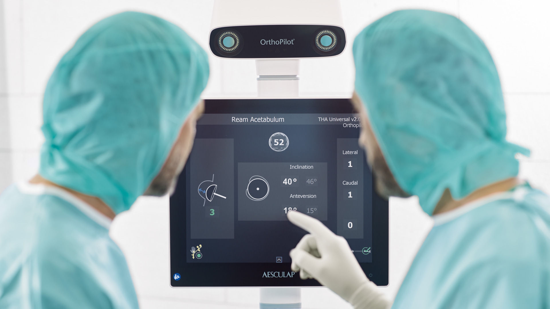 Dva chirurgové pracují se softwarem pro navigaci kyčle Orthopilot