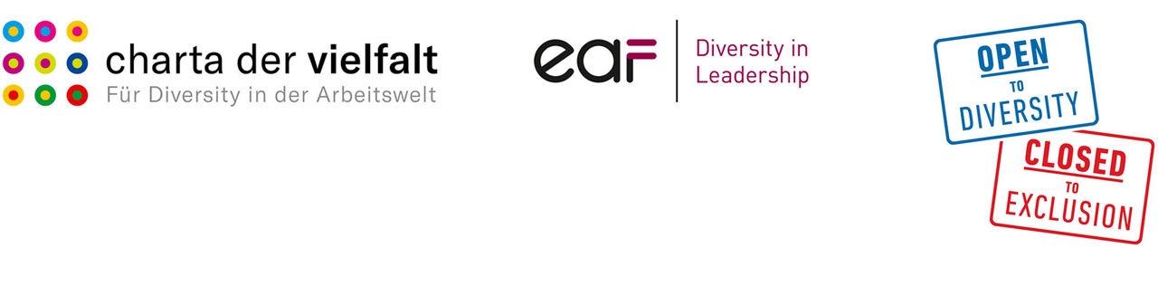 Text “Charter of diversity, for diversity in the working environment”(Charta rozmanitosti, pro rozmanitost v pracovním prostředí) vedle loga s devíti tečkami v různých barvách s různými obrysy. Hned vedle je logo holubice s textem “Diversity in leadership” (Diverzita ve vedení). Zcela vpravo je modrá cedule s nápisem „Open for Diversity“ (Rozmanitost má zelenou) a červená cedule pod ní s větou „Closed to Exclusion“ (Stop vyloučení). 