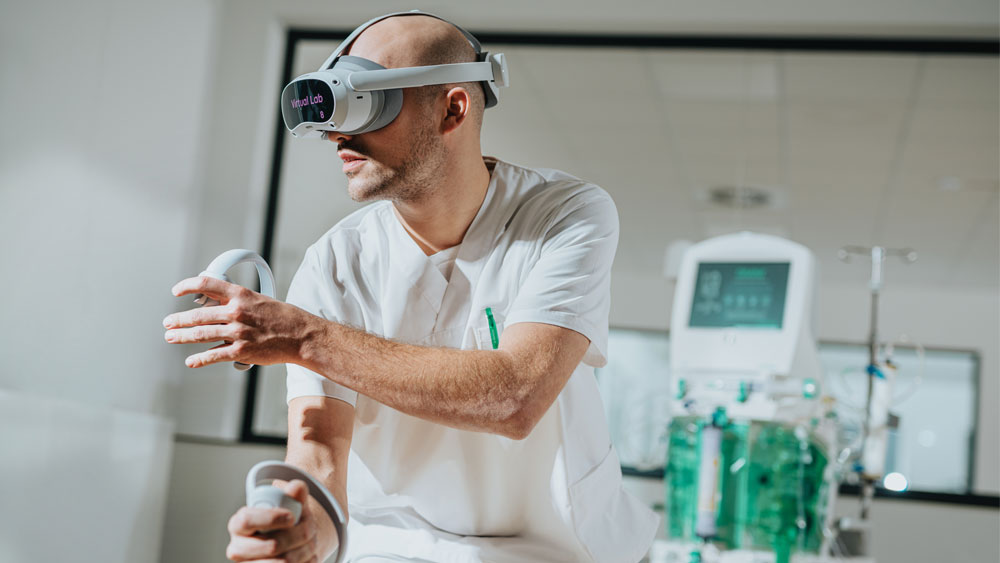 Sestra provádějící aferézu omni pomocí aplikace vr dynamic
