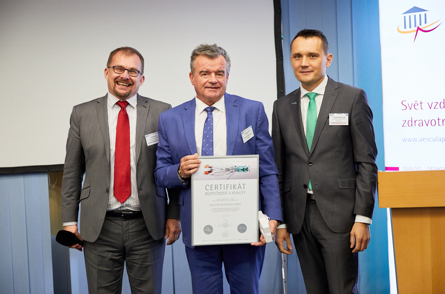 Roman Kraus, ředitel FN Brno (uprostřed), převzal certifikát Bezpečná nemocnice, od Jiřího Lukeše (vlevo) a Františka Vojíka ze společnosti B. Braun.