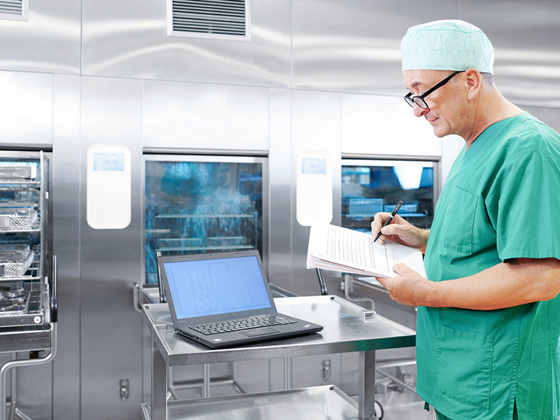 Zaměstnankyně oddělení centrální sterilizace se systémem správy nástrojů instacount®