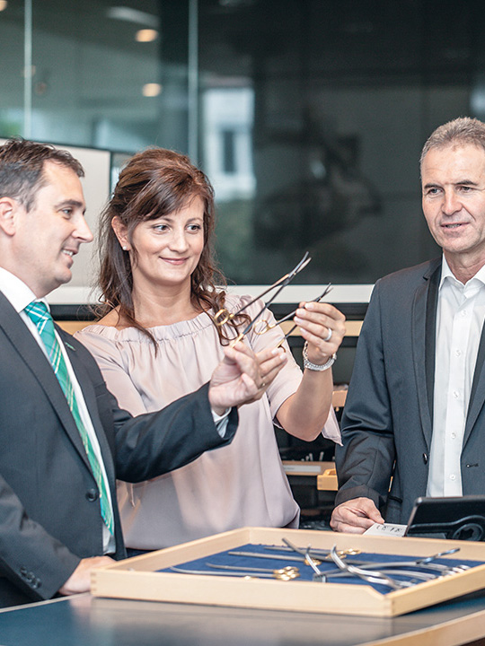 Poradenství týkající se chirurgických setů poskytované zaměstnancům a zákazníkům