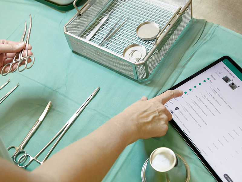 Ruce zdravotníka porovnávají chirurgické nástroje se systémem správy nástrojů instacount®