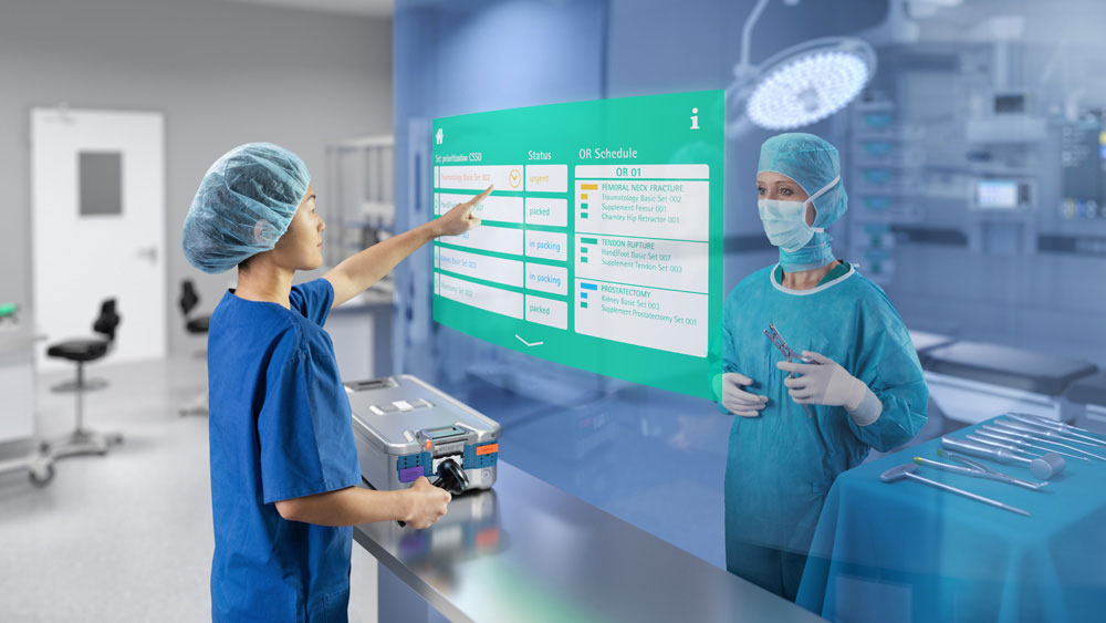 Lékař provádí operaci na operačním sále. Sestra vybírá chirurgické nástroje z digitální databáze úložiště.