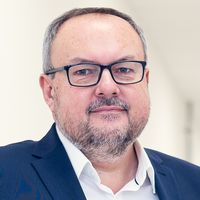 portrét vousatého muže v brýlích
