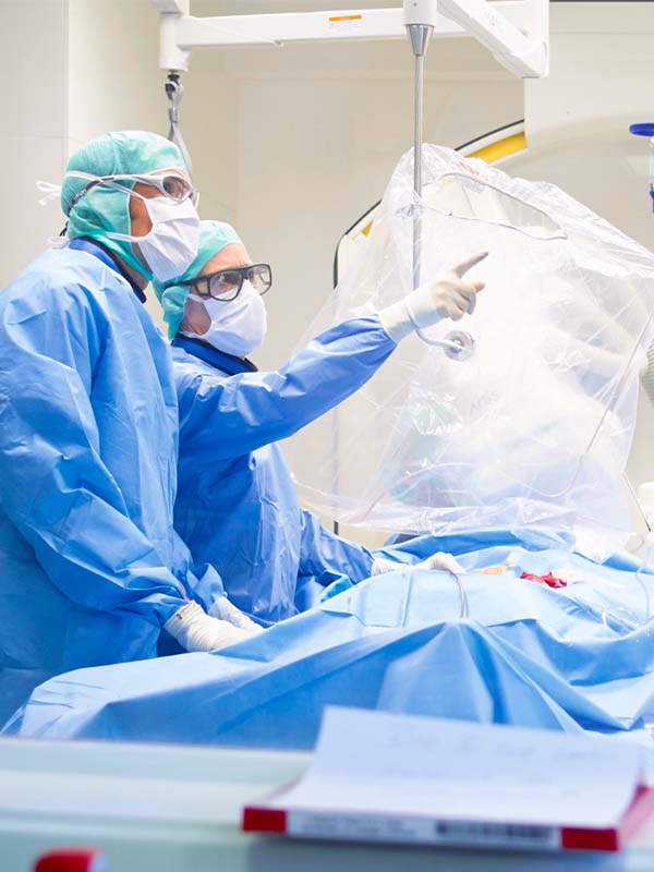 Dva chirurgové diskutují o nálezech v katetrizační laboratoři