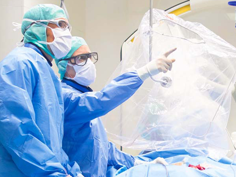 Dva chirurgové diskutují o nálezech v katetrizační laboratoři