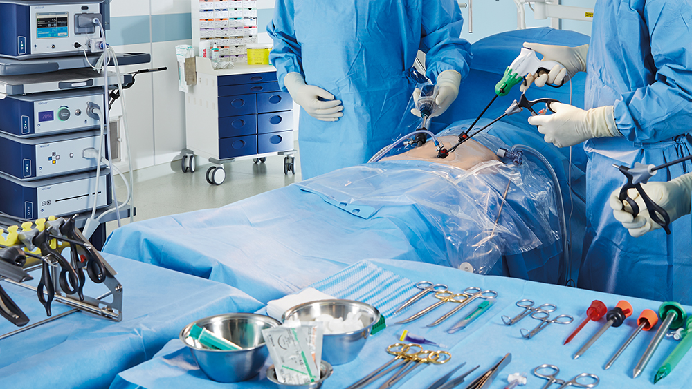 Minimálně invazivní chirurgie na operačním sále s různým vybavením a nástroji
