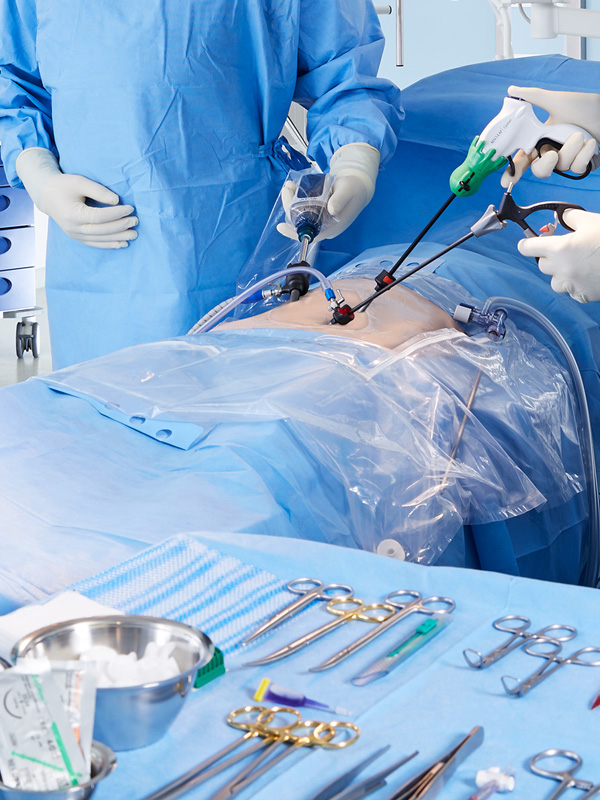 Dva zdravotníci provádějící laparoskopické operace pomocí jemně zakřivených nástrojů se zaměřením na přesnost a minimálně invazivní techniky