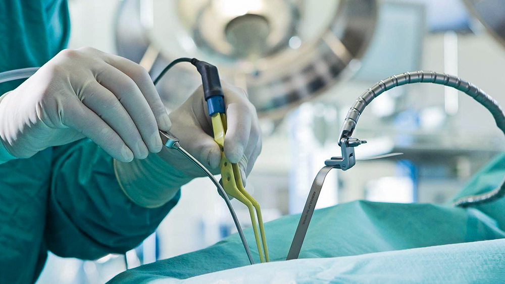Neurochirurgické nástroje používané na operačním sále