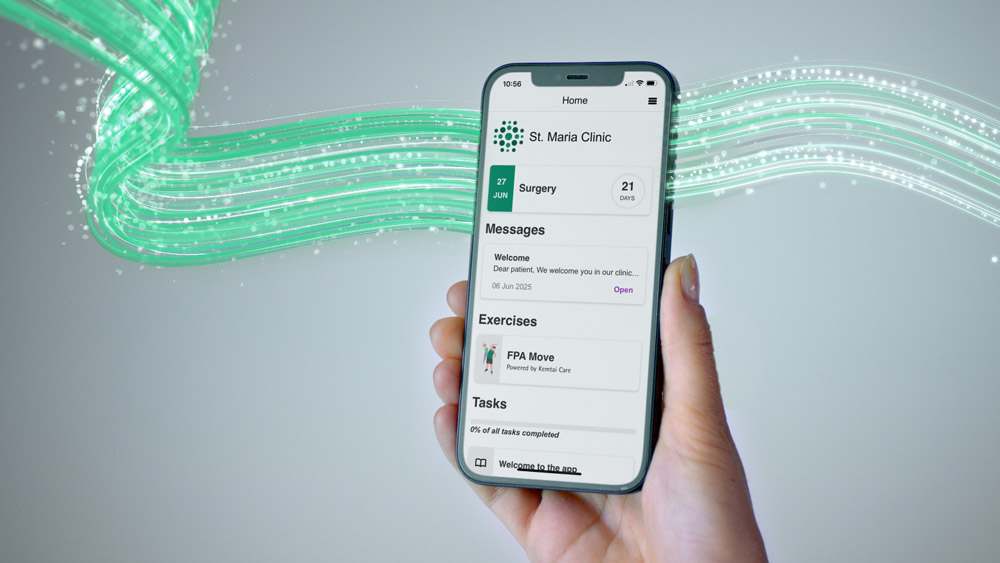 Ruka drží chytrý telefon, který zobrazuje rozhraní aplikace pro pacienta, odpočítávání operací, zprávy, cvičení a průběh úkolu. Zelený datový tok vstupuje do telefonu zleva a vychází z něj vpravo, což symbolizuje nepřetržitý tok dat.