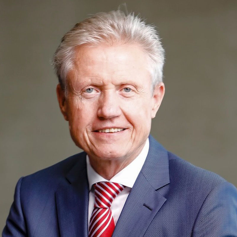 Portrét profesora doktora René Fortelnyho v pracovním oblečení, který se sebevědomě dívá do kamery