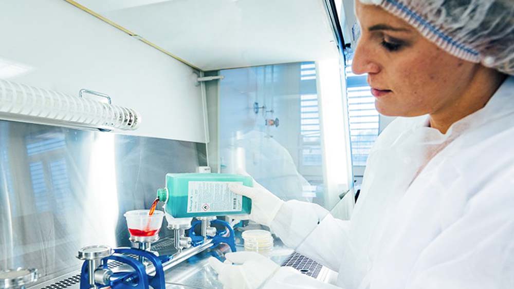 Pracovník laboratoře plní zdravotnické zařízení dezinfekčním prostředkem B. Braun. 
